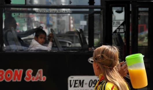 La decisión busca descongestionar la avenida Caracas. Foto: AFP.