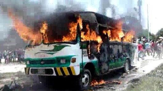 32 niños muertos y 20 heridos por incendio de un bus en Fundación, Magdalena 32 niños muertos y 20 heridos por incendio de un bus en Fundación, Magdalena