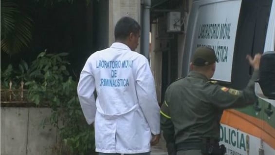 Familiares esperan los cuerpos de sus seres queridos, que perecieron en el siniestro, frente a Medicina Legal de Barranquilla. Foto: NoticiasRCN