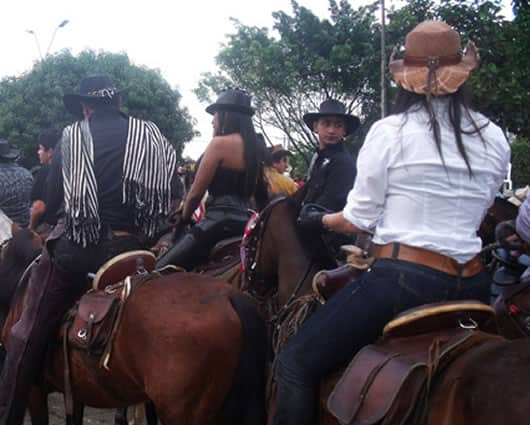 Se presentaron jinetes ebrios y se evidenciaron personas luciendo armas blancas y de fuego durante el recorrido. Foto: Archivo