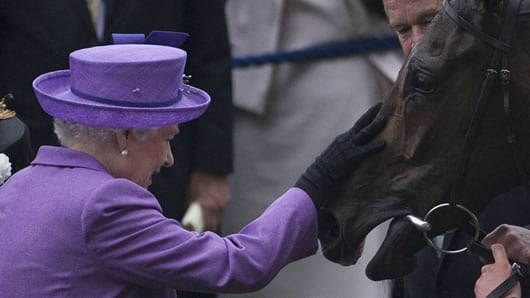 La reina Isabel II y su caballo Estimate. Foto: AFP