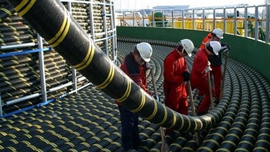 Foto: Trabajos técnicos previo a la instalación de un cable submarino de fibra óptica en el mar / archivo.