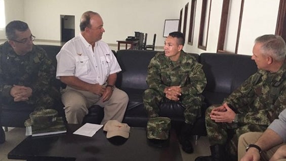 El cabo segundo del Ejército Jair de Jesús Villar junto al ministro Luis Carlos Villegas. Foto: Mindefensa.