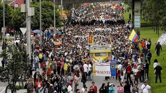 En Bogotá, miles de maestros marcharon por la Calle 26. Foto: EFE.