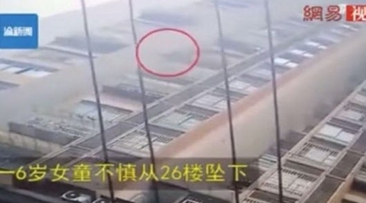FOTO: Caída niña desde un piso 26 en China