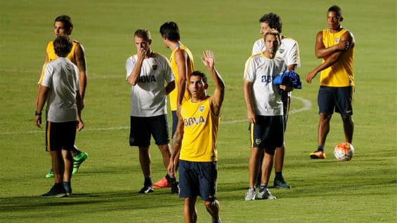 Carlos Tevez (c), de equipo Boca Juniors, saluda a sus seguidores durante una sesión de entrenamiento en el estadio Pascual Guerrero de la ciudad de Cali. Foto Agencia EFE