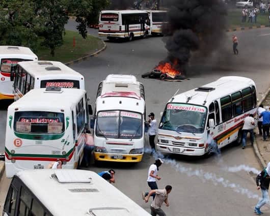 139 buses del sistema integrado de transporte masivo sufrieron daños en ventanales y carrocerías. Foto: @AngelC_S
