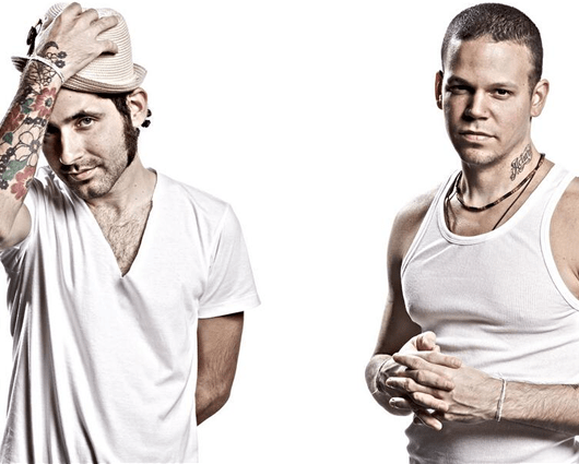 René Pérez (Residente) y su hermano Eduardo Cabra (Visitante). Foto: Oficial