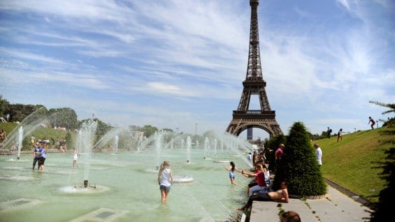 Franceses refrescándose en los jardines de la Torre Eiffel. Foto: AFP