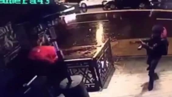 Tras salir del local subió a otro taxi del que se bajó poco después diciendo (al taxista) que no tenía dinero para pagarlo. Foto: NoticiasRCN