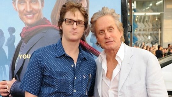 Cameron Douglas y su padre, el actor Michael Douglas. Foto: AFP.