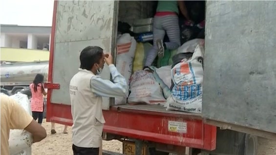 Camión cargado con alimentos no pudo descargar ayudas en un albergue de Mocoa porque no cumplía con protocolos de salubridad. Foto: Noticias RCN.