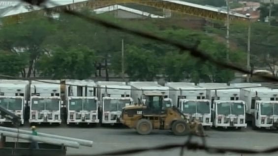 Habitantes del sector corroboran que los vehículos se encuentran detenidos en el lote hace más de dos años. Foto: Noticias RCN.