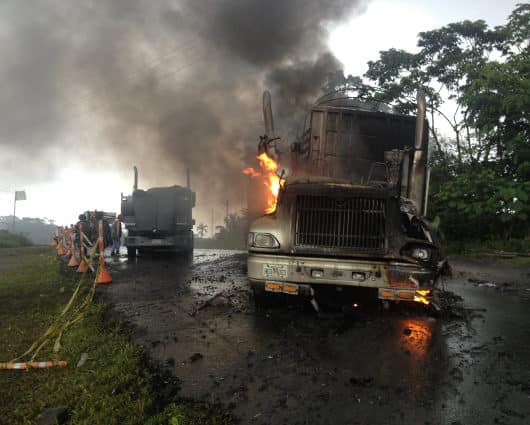 Tres camiones fueron quemados en la vía Cali - Buenaventura. Foto: Íngrid Tovar.