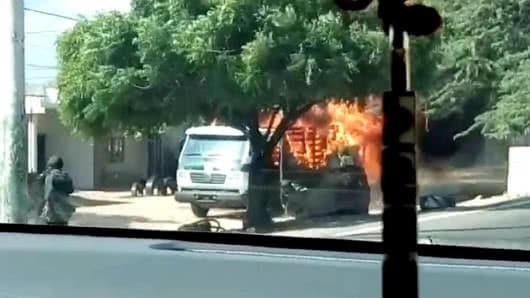 El vehículo atacado.