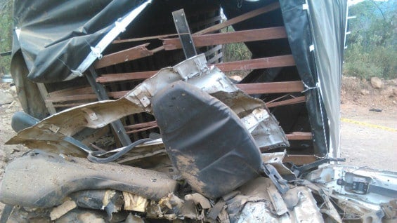 Así quedó el vehículo en el que se movilizaban los uniformados atacados.