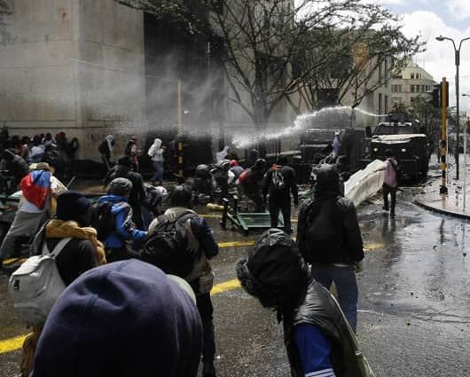 La jornada de marchas en Bogotá estuvo marcada por la violencia. Foto: EFE