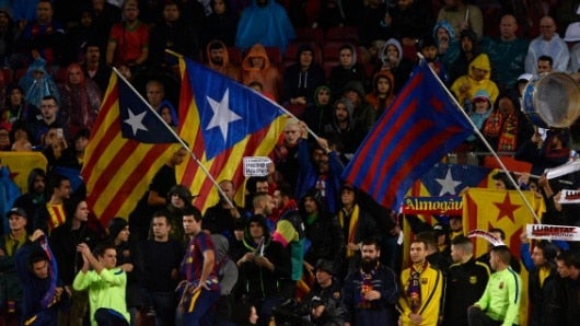 Aficionados realizan cánticos en favor de la independencia. Foto: AFP