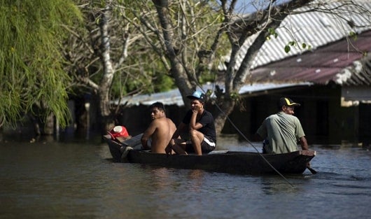 Las inundaciones obligaron a los habitantes de Campo de la Cruz a abandonar el municipio. Foto: AFP