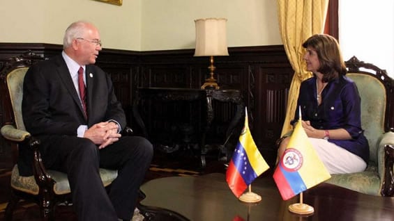 Canciller venezolano, Rafael Ramírez y canciller colombiana María Ángela Holguín. Oficial