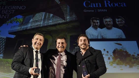 Los chef españoles Jordi Roca (d) y Joan Roca (i), junto al somelier Joseph Roca (C), hermanos y dueños del restaurante español. Foto: EFE.