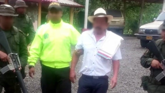 Momento de la captura del comerciante de esmeraldas. Foto: Policía.