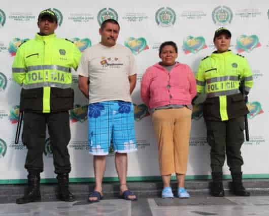 La madre de las jóvenes Margarita de Jesús Zapata y uno de los presuntos abusadores, Tito Cornelio Daza. Foto: AFP.