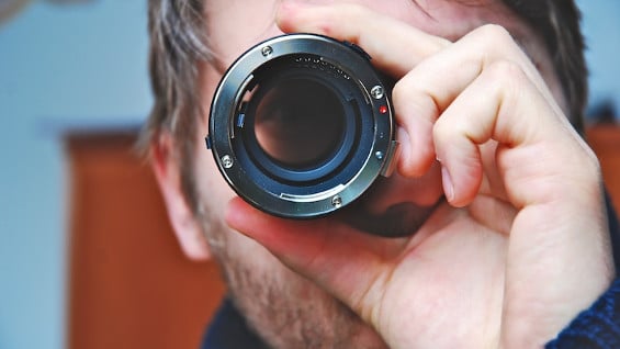 En el manual se cuenta cómo los agentes de inteligencia recaban información electrónica de los sospechosos. Foto: FreeImages