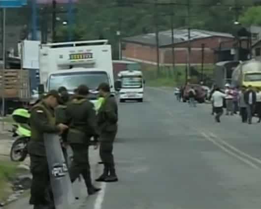 Aún varios manifestantes se agrupan junto a las vías. Foto: Noticias RCN