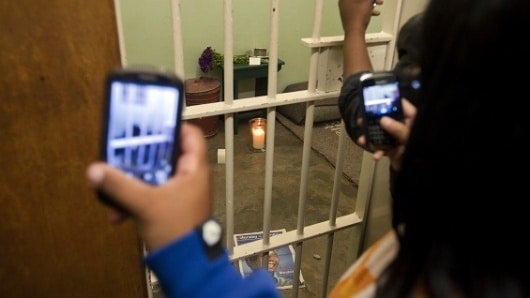 Foto: Visitantes toman fotografías de la celda en la que estuvo recluido Nelson Mandela / NoticiasRCN.com - AFP
