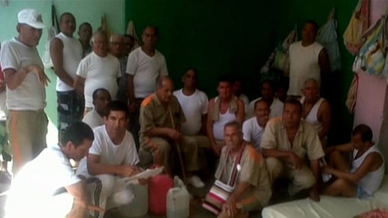 Los reclusos denuncian hacinamiento y falta de agua, además del peligro para llevarla a las celdas. Foto: Noticias RCN.