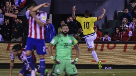Edwin Cardona celebra su gol ante Paraguay. Foto: AFP.
