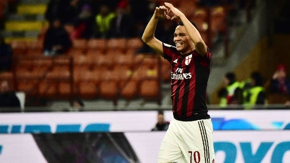 El colombiano Carlos Bacca celebra su gol ante la Fiorentina. Foto: AFP.