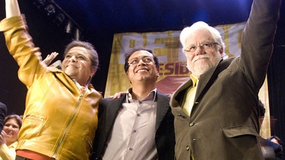 Clara López Obregón junto al alcalde de Bogotá, Gustavo Petro, y el excandidato presidencial Carlos Gaviria Díaz.