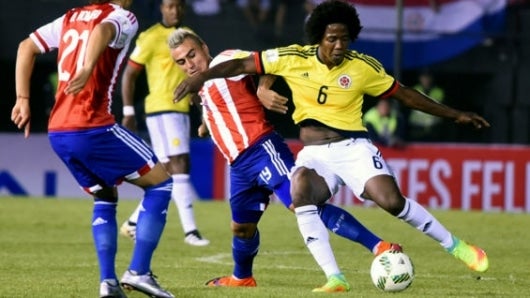 Carlos Sánchez en el partido ante Paraguay. Foto: AFP