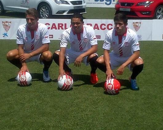 Presentación de Carlos Bacca (centro) ante la afición sevillista. Foto: Oficial