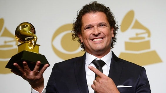 Carlos Vives recibió el Grammy anglo por el mejor álbum de música tropical por "Más corazón profundo". Foto: AFP.
