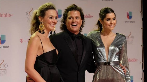 Carlos Vives, su esposa, Claudia Elena Vásquez, y Paulina Vega (d) a su llegada a los premios Lo Nuestro. Foto: EFE.