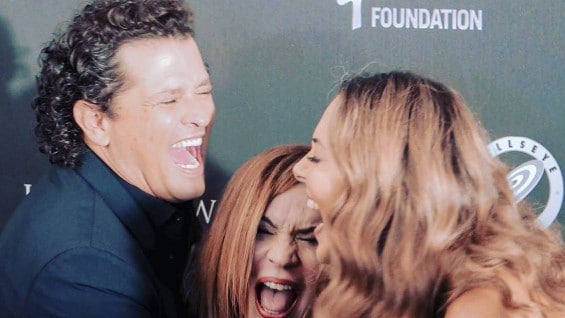 Carlos Vives celebra junto a su esposa y Ednita Nazario.Foto: Instagram