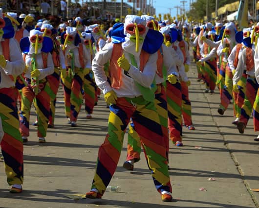 Desfile de marimondas en la Batalla de Flores del Carnaval de Barranquilla. Foto: EFE