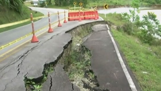 Vía colapsada en Puerto Asís, Putumayo. Foto: Noticias RCN.