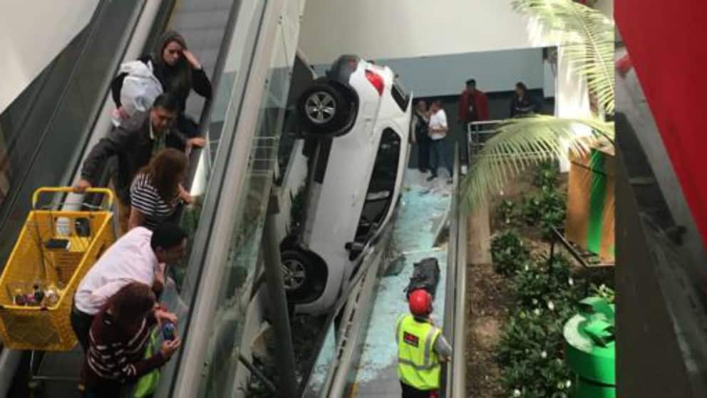 Vehículo cayó desde un piso en parqueadero de centro comercial en ...
