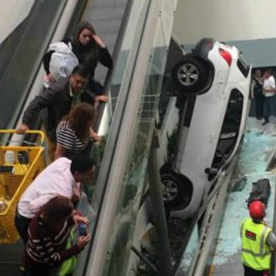 Vehículo cayó desde un piso en parqueadero de centro comercial en ...