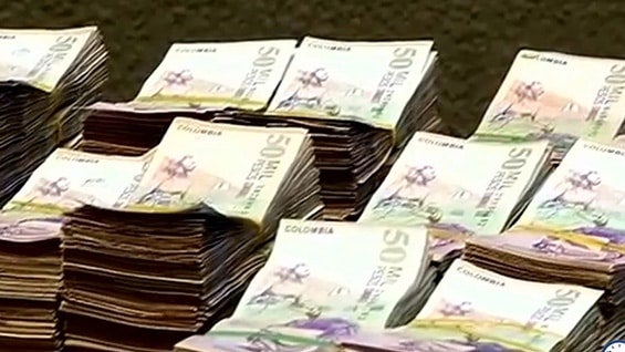 Las autoridades encontraron nueve paquetes con billetes de 20.000 y 50.000 pesos. Foto: Noticias RCN.