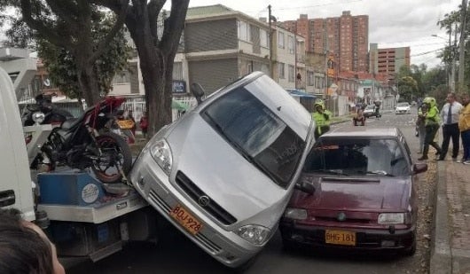 FOTO: Carro se cae de una grúa. NoticiasRCN.com