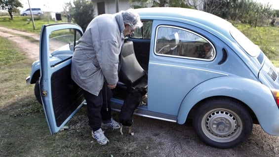 El presidente uruguayo aseguró que nunca venderá su carro. Foto: EFE.