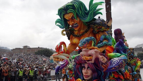 El artesano había construido la carroza para el desfile. Foto: EFE.