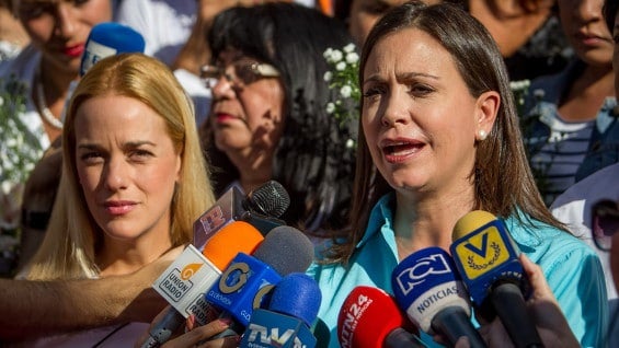 La exdiputada María Corina Machado fue la encargada de leer la carta dirigida a la presidenta brasileña Dilma Rousseff. Foto: EFE.