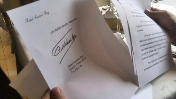 Imagen de la carta en manos de Maradona. Foto: @teleSURtv