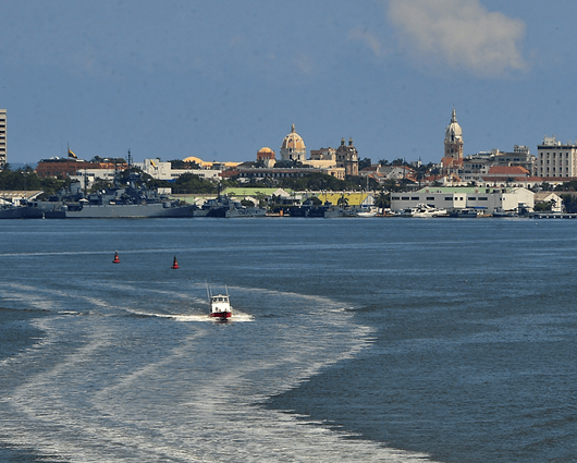 Las autoridades ambientales declararon la emergencia ambiental en una parte de la bahía de Cartagena. Foto: AFP